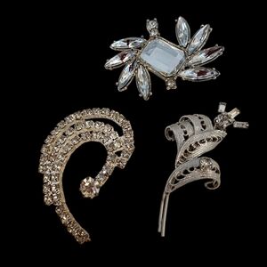Three vintage brooches / pins - silver tone - 3 pieces